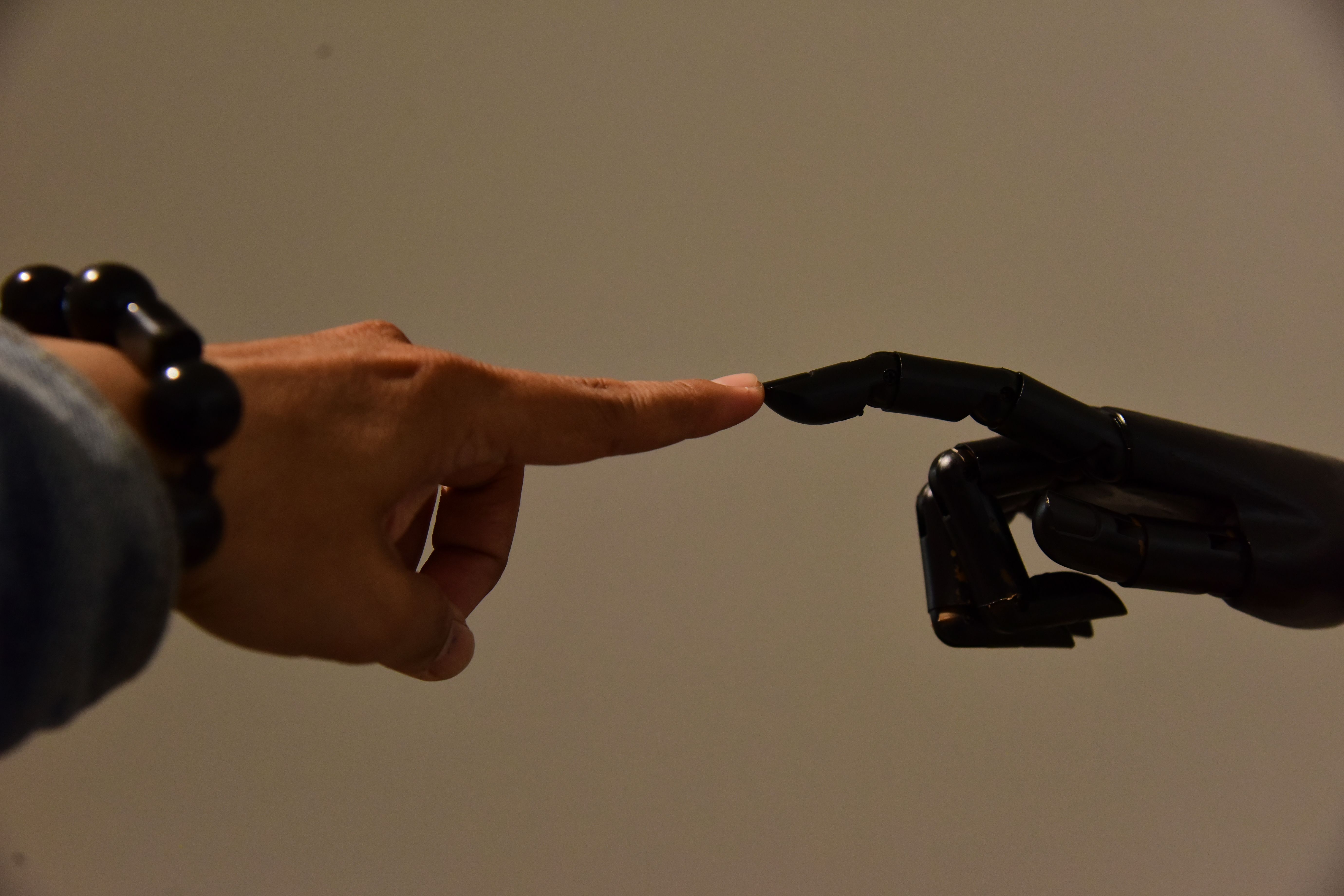 Trabajador interactuando con inteligencia artificial
