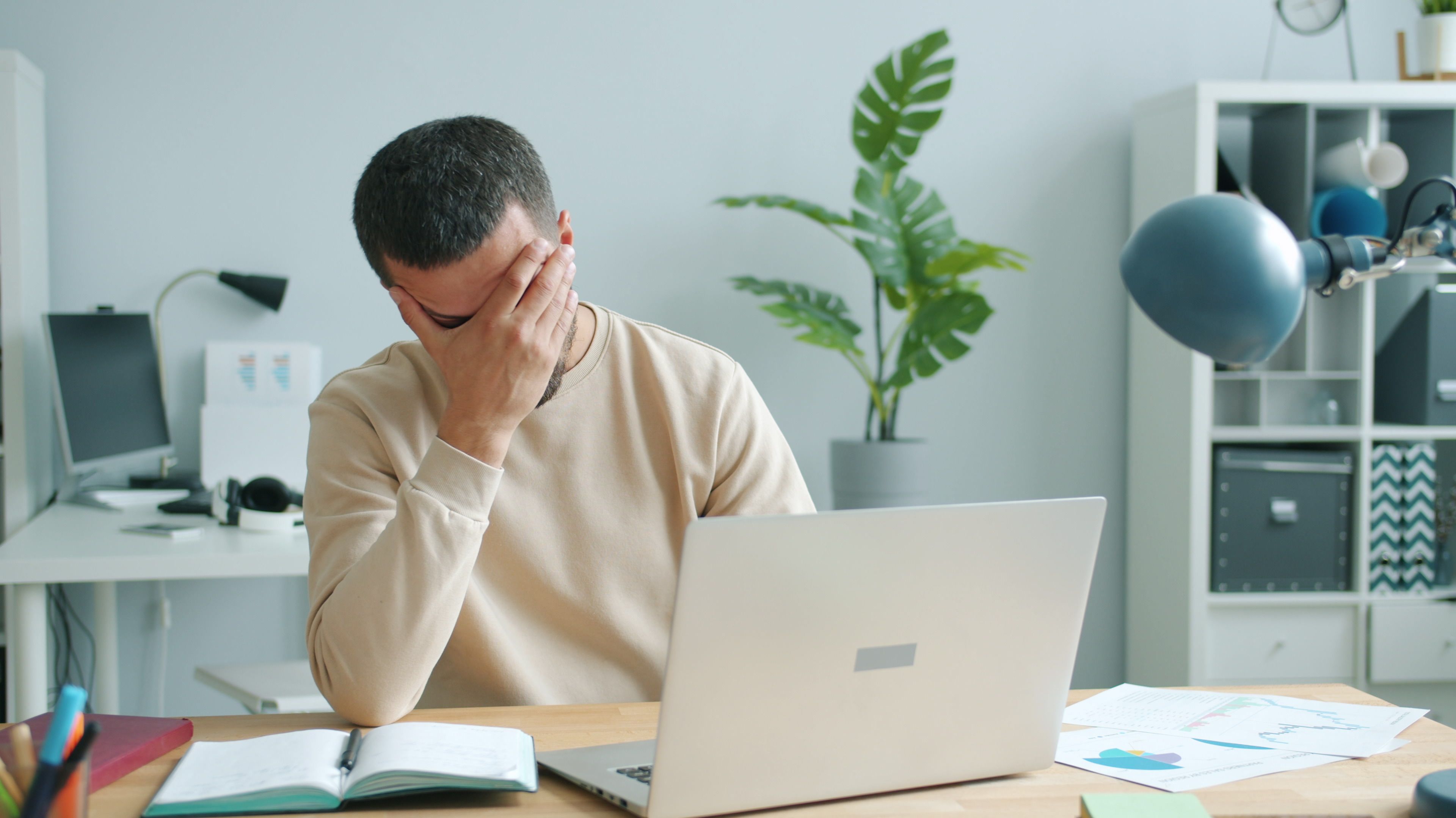 Empleado frustrado con procesos digitales