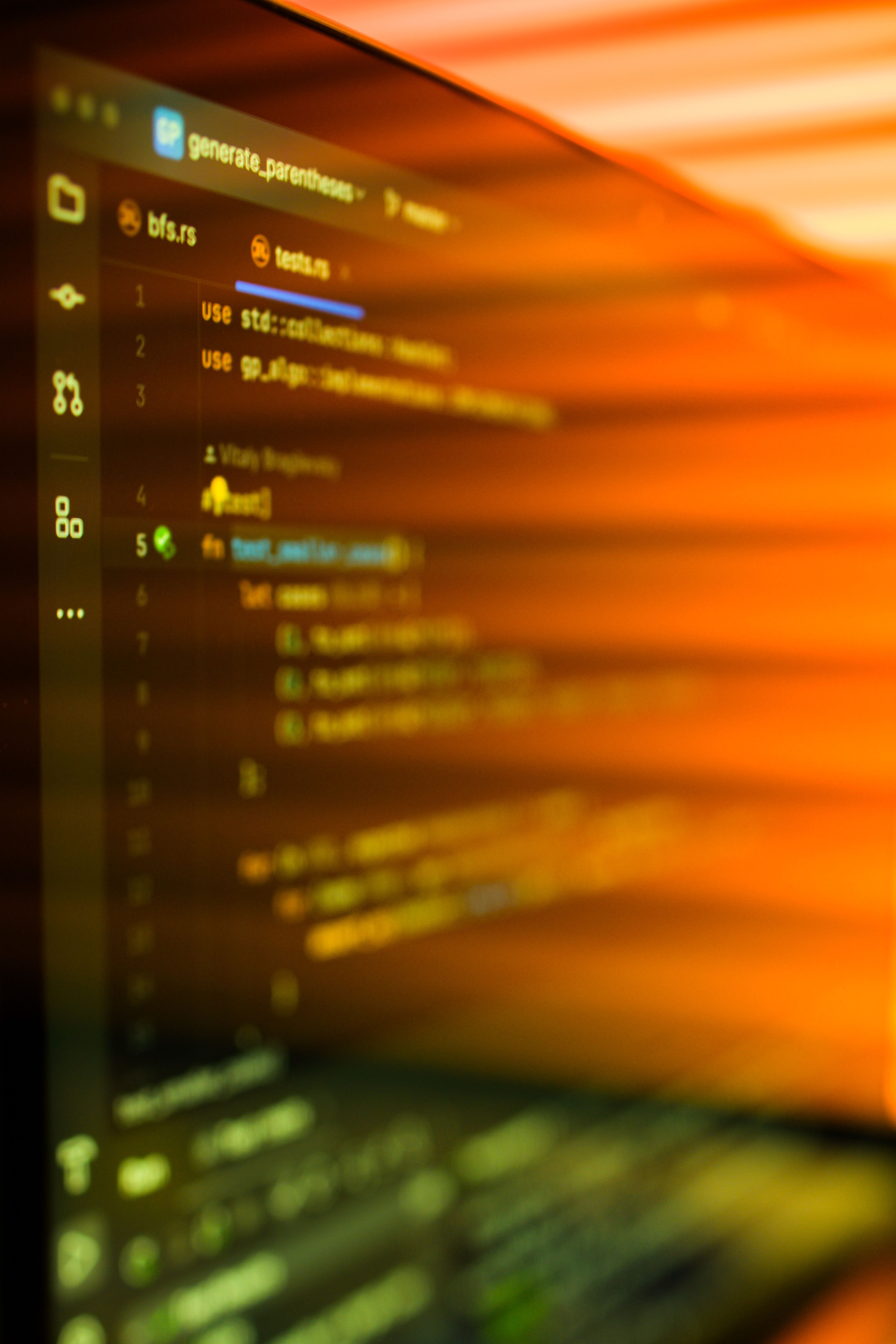Código en pantalla representando software a medida